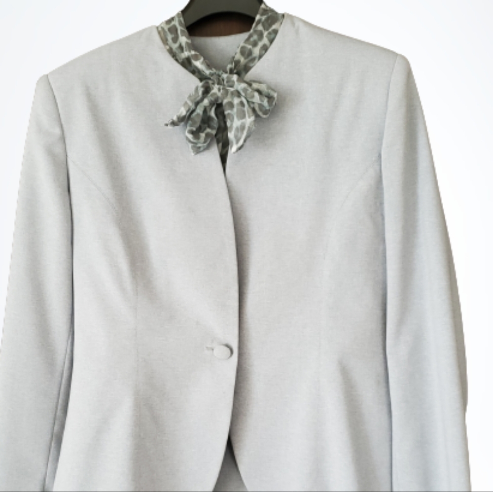 WOMEN EUROPIAN DESIGN WEAR TO WORK SKIRT SUIT ( SIZE 40 )